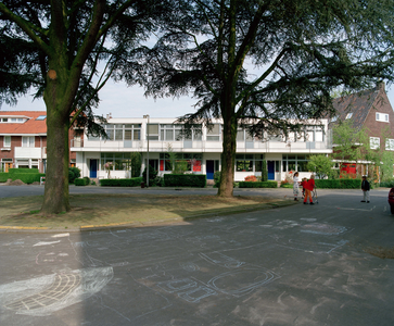 844435 Gezicht op de voorgevels van het huizenblok Robert Schumannstraat 13-19 te Utrecht, dat in 1932 ontworpen is ...